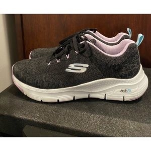 Sketchers Arch Fit Women’s Sneakers size 8.5